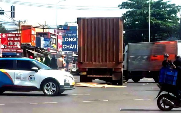 4 người đi xe máy bị cuốn vào gầm xe tải, 3 người chết