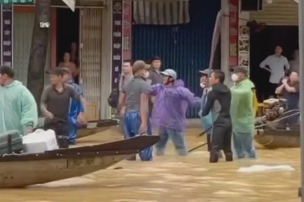 4 người lái thuyền đuổi đánh nhau trên đường phố ngập lụt lĩnh án
