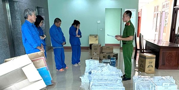 4 người trong một gia đình cùng bị khởi tố, công an thu giữ gần 9000 gói thuốc lá nhập lậu
