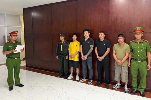 4 người Trung Quốc vận chuyển hàng cấm qua đường sân bay Tân Sơn Nhất