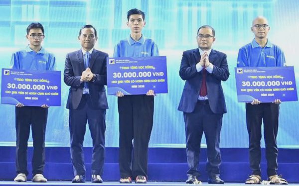 4 nhân vật của 'Tiếp sức đến trường' trên Tuổi Trẻ được Bách khoa Đà Nẵng trao học bổng