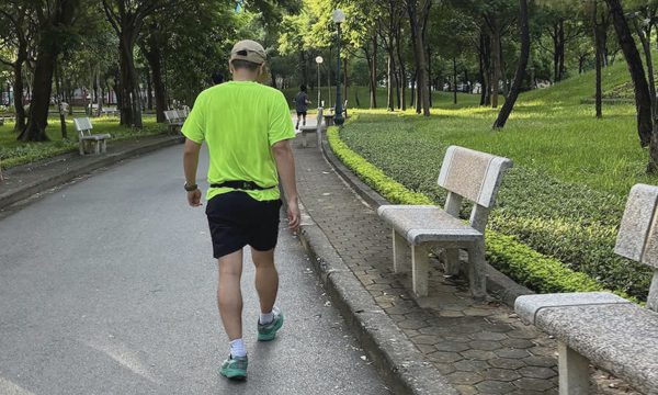 4 sai lầm khi đi bộ có thể hại xương khớp