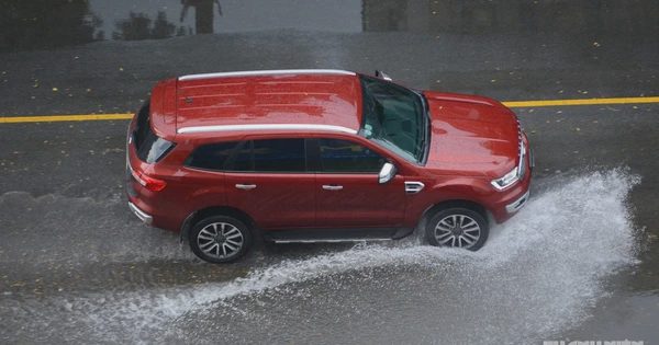 4 sai lầm khi lái ô tô qua đường ngập nước dễ khiến xe gặp sự cố