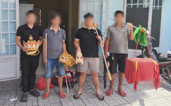 4 'thầy trò Đường Tăng' cưỡi ngựa, đi bộ trong làn ô tô là 'làm theo di nguyện người quá cố'