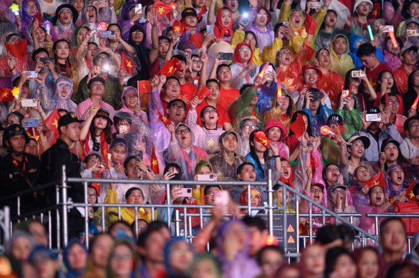 40.000 người hát Quốc ca dưới mưa