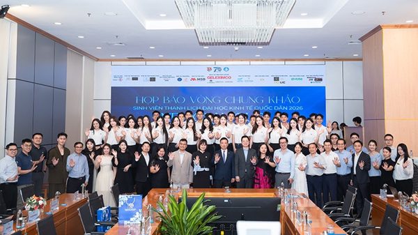 40 bạn trẻ tranh tài tại chung khảo "Sinh viên thanh lịch Đại học Kinh tế Quốc dân"