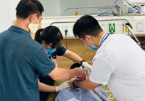 40 người ngộ độc khí Clo: 2 bệnh nhân nặng, suy hô hấp, tổn thương giác mạc