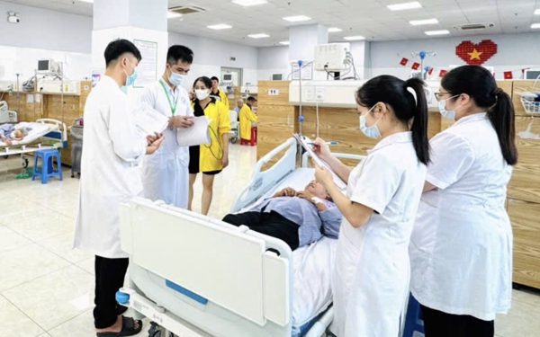 42 người nhập viện nghi ngộ độc khí clo