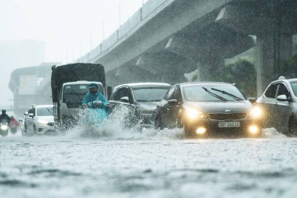 5 kinh nghiệm 'xương máu' khi lái xe dưới trời mưa to, đường ngập sâu