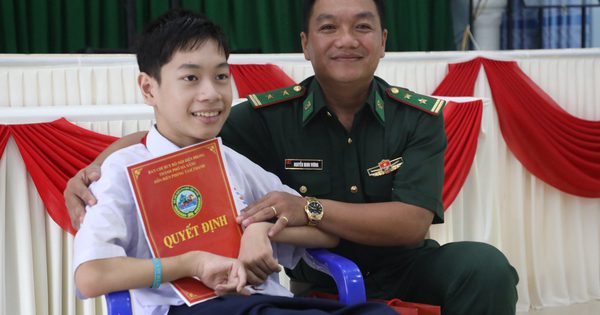 5 năm mẹ bồng đến lớp, cậu học trò xuất sắc nay được người lính biên phòng 'nâng bước'
