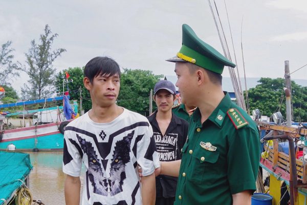 5 ngư dân gặp nạn trên biển được cứu vào bờ an toàn