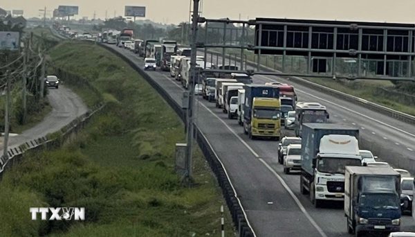 5 ôtô đâm liên hoàn trên cao tốc Thành phố Hồ Chí Minh-Trung Lương