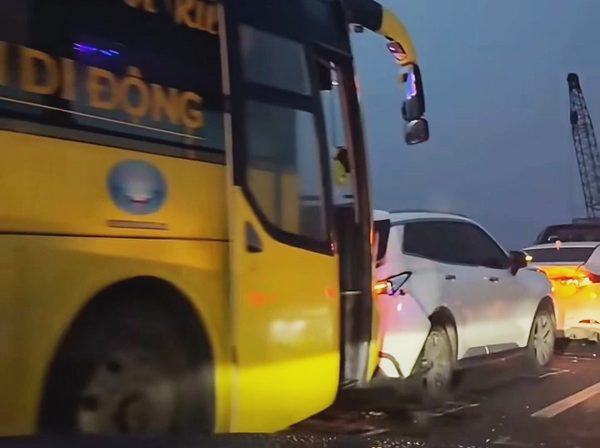 5 ôtô tông liên hoàn trên cao tốc TP HCM - Trung Lương