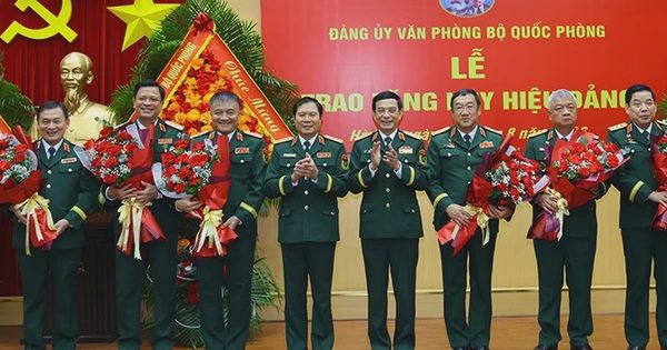 5 thứ trưởng Bộ Quốc phòng nhận Huy hiệu 35 tuổi Đảng
