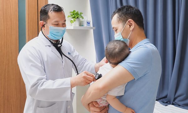 5 việc cần làm ngay khi trẻ tiếp xúc với người mắc não mô cầu