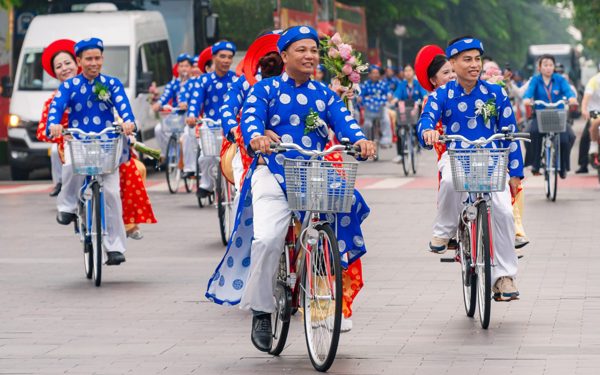 52 cặp cô dâu - chú rể rước dâu bằng xe đạp, đến sảnh tiệc bằng metro