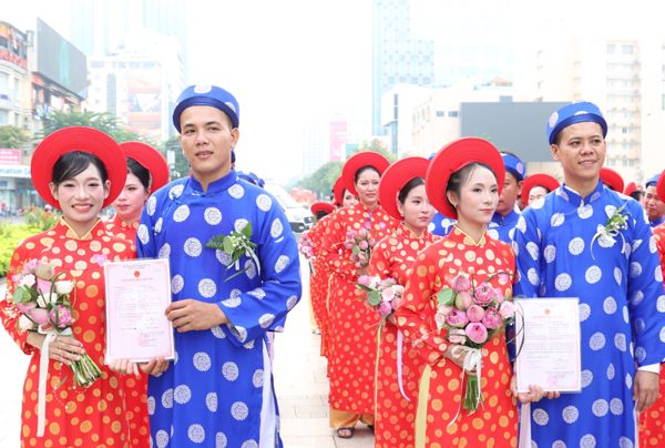 52 cặp đôi công nhân lao động rạng rỡ trong lễ cưới tập thể