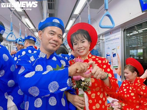 52 cặp đôi ở TP.HCM diễu hành xe đạp, trải nghiệm metro trong lễ cưới