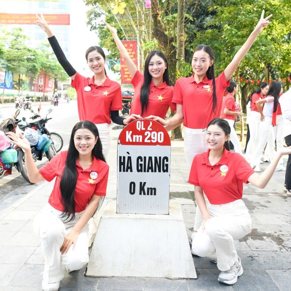 53 cô gái check in tại cột mốc Km0
