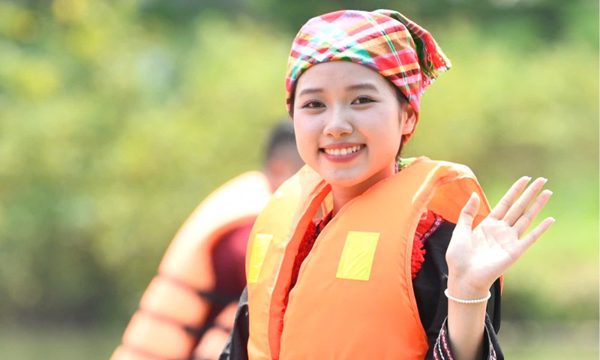 53 người đẹp Hoa hậu Việt Nam giữa điệu Then, đàn tính