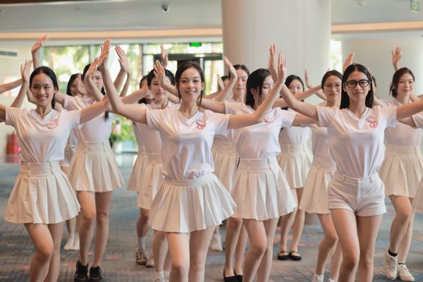 53 nhan sắc Hoa hậu Việt Nam tập đều tăm tắp