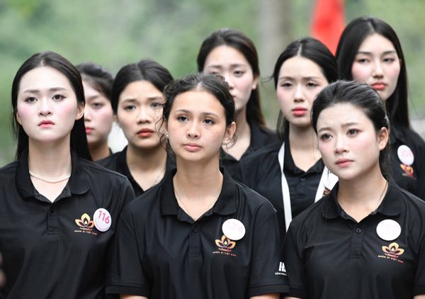 53 thí sinh Hoa hậu Việt Nam lặng người khi đến 'lò vôi thế kỷ' Vị Xuyên