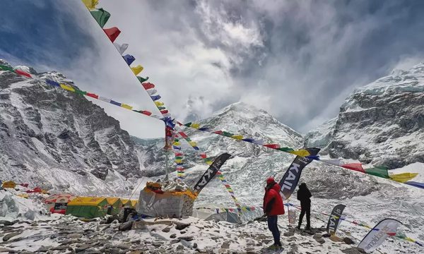 6.000 lít nước tiểu mỗi ngày của người leo Everest góp phần làm tan băng