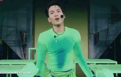 6 ca sĩ vừa hát vừa tập thể hình trên sân khấu