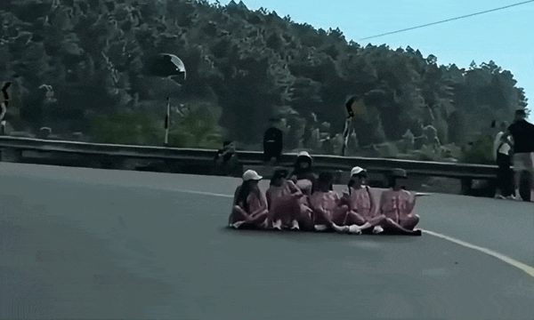 6 người phụ nữ bị phạt vì ngồi giữa khúc cua đèo Hải Vân chụp ảnh