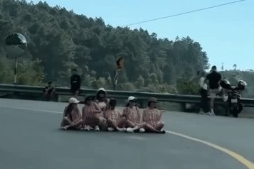 6 người phụ nữ tạo dáng trên đèo Hải Vân và loạt vụ chụp ảnh tai tiếng trên mạng xã hội