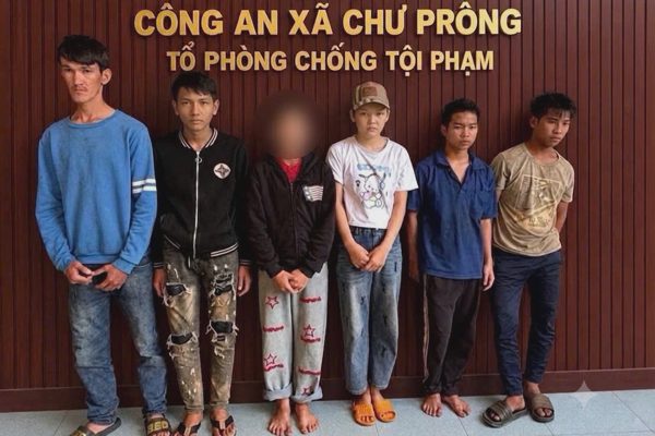 6 thanh thiếu niên vờ đi nhờ xe rồi đánh tài xế cướp tài sản