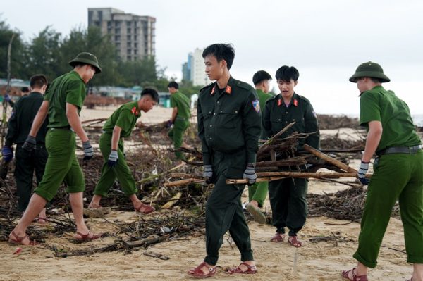60 cán bộ, chiến sĩ công an dọn hàng chục tấn rác trên bãi biển Nhật Lệ sau mưa lũ