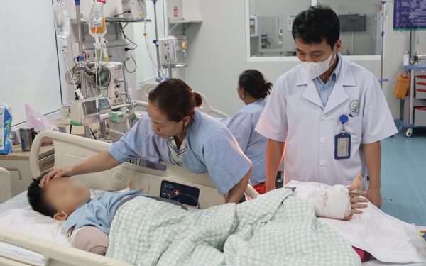 7 giờ phẫu thuật ghép tạm bàn tay vào chân bé trai bị cổng chào sập đè