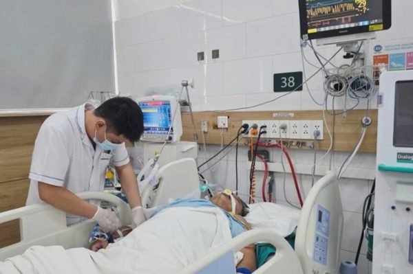 7 nạn nhân ngộ độc khí clo chuyển đến Bệnh viện Bạch Mai, 2 ca rất nặng