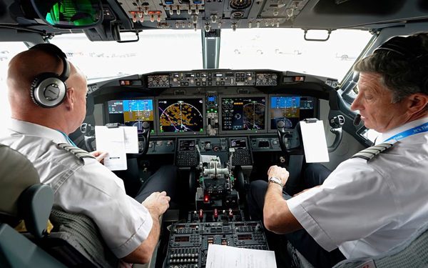 75% phi công châu Âu từng ngủ gật ngay trong buồng lái