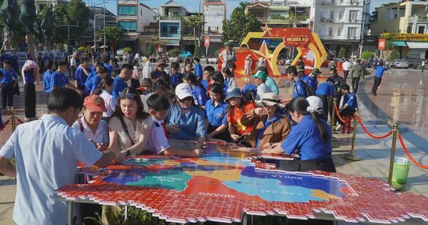 8.100 lá cờ Tổ quốc kết thành hình bản đồ Việt Nam