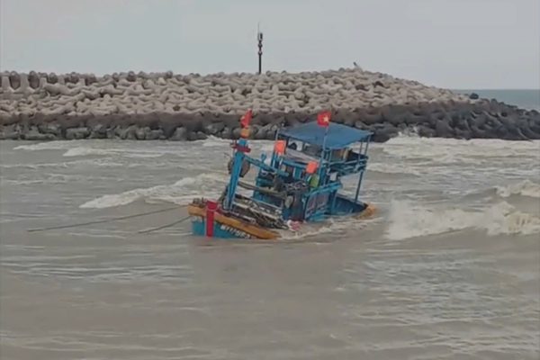 8 ngư dân thoát nạn trong hai vụ chìm tàu liên tiếp ở Lâm Đồng