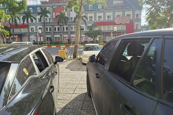 8 ô tô đỗ trước một chung cư ở Nghệ An bị đập vỡ kính