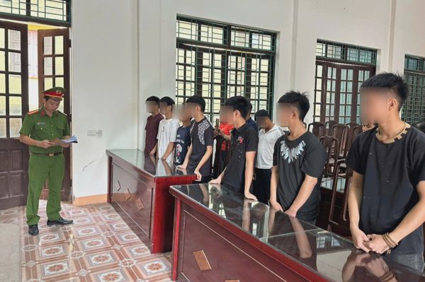 8 thanh niên bị khởi tố vì rủ nhau “đi Leo”, đuổi đánh người đi đường