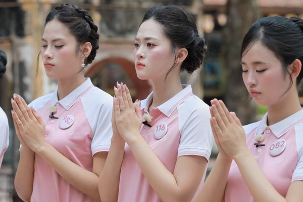 8 thí sinh Hoa hậu Việt Nam dâng hương tại Côn Sơn - Kiếp Bạc
