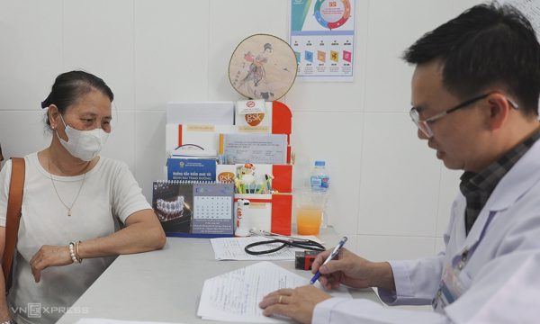 81 bác sĩ giỏi luân phiên 'ngồi' ở 37 trạm y tế TP HCM