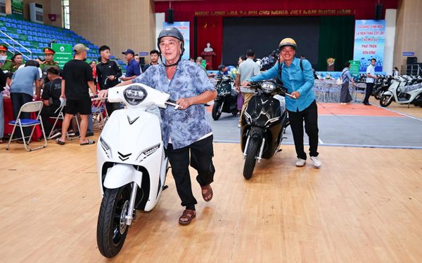 84 hộ dân làng chài cổ Việt Hải ở Cát Bà được nhận xe máy điện
