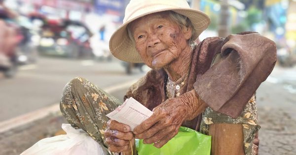 86 tuổi vẫn bán vé số ở TP.HCM, cụ bà chỉ mong được về sớm ngã lưng