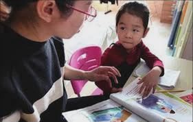 8X học tiếng Anh chục năm không nói được, giờ lại tốn tiền triệu cho con đến trung tâm