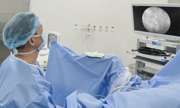9 khối u thành chùm trong bàng quang cụ bà