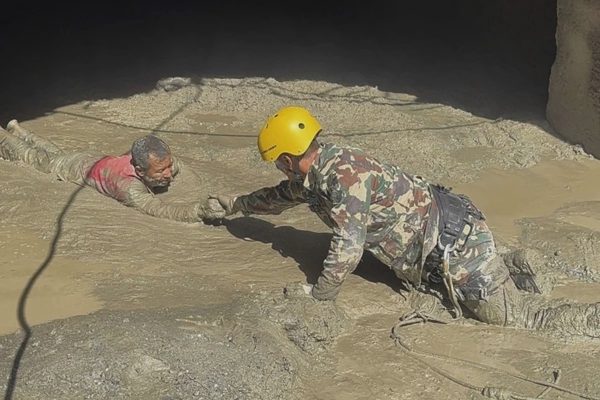 9 ngày nhắm mắt, nhịn đói của công nhân Nepal trong đường hầm bị lũ vùi lấp