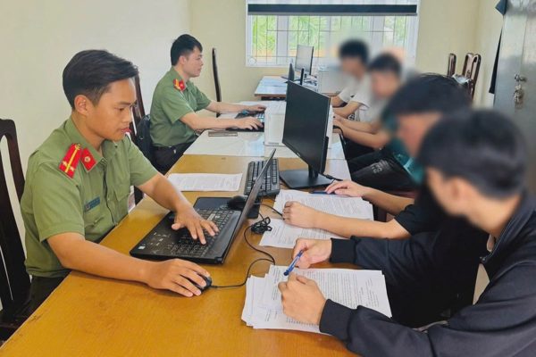 9 người bị phạt gần 800 triệu đồng vì mua bán thông tin tài khoản ngân hàng