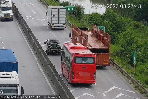 9 tài xế xe khách bị phạt vì không giữ khoảng cách an toàn trên cao tốc