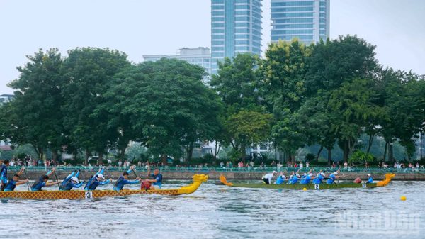 900 tay chèo đem đến không khí lễ hội tưng bừng tại hồ Tây