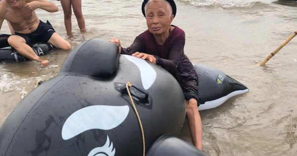 93 tuổi mới lần đầu thấy biển, cụ bà chống gậy xuống nghịch sóng